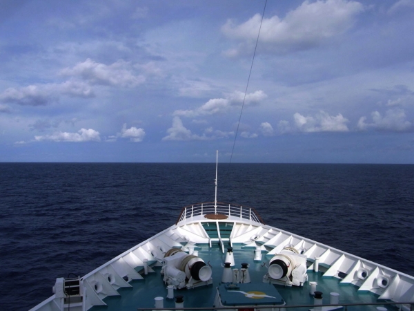 Blick übers Vorschiff - zum Horizont