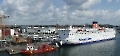 Kieler Hafen mit SW-Ferry, Feuerlöschboot und Turm der Nikoleikirche