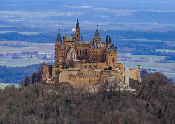 Burg Hohenzollern von der Alb aus gesehen