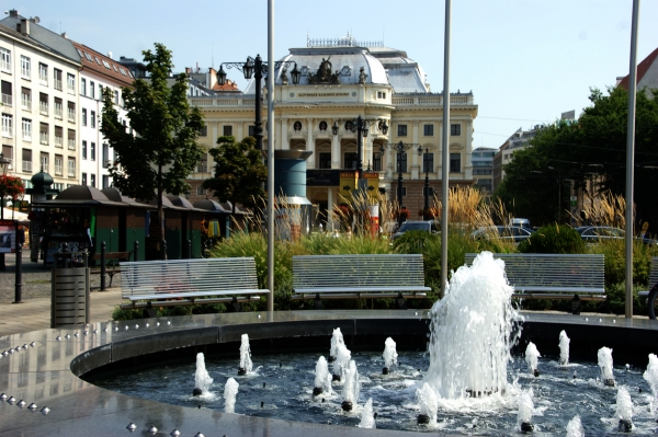 Brunnen und Wasserspiel in Bratislava vor der Staatsoper