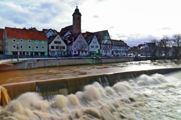 Der Neckar hatte am Mittwoch Vormittag noch ordentlich Wasser vor der Kulisse der Häuser in Nürtingen