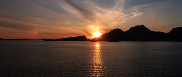 Sonnenuntergang hinter einer Inselgruppe
