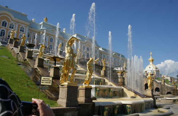 Sommerresidenz Peterhof mit Wasserspielen und goldene Skulpturen