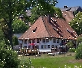 Die weiße Fassade dieses typischen Schwarzwaldhauses