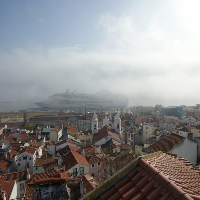 Lissabon Hafen im Seenebel