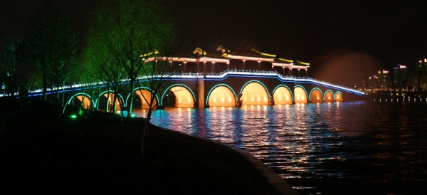 Illuminierte Brücke in China