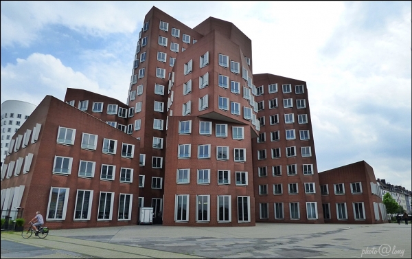 Noch so ein ungewönliches Gebäude aus dem Medienhafen in Düsseldrf