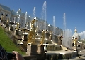 Sommerresidenz Peterhof mit Wasserspielen und goldene Skulpturen