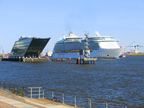 die Navigator Seas mit Dockland