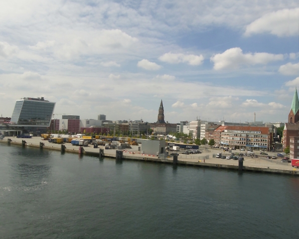Kieler Hafen, von Oberdeck eines Schiffes gen Westen gesehen