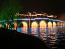 Illuminierte Brücke in China