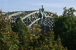 Hohenzollernbrücke mit Reiterstandbild im Grünen