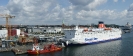 Kieler Hafen mit SW-Ferry, Feuerlöschboot und Turm der Nikoleikirche