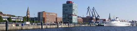 Stadt Kiel, Hafen westcoast mit Rathausturm, Gläsernes Hafenhaus und Oldi Kreuzfahrtschiff 