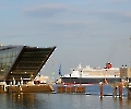 Dockland in Hamburg mit Queen Mary 2