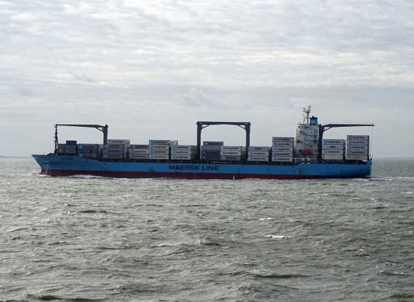 Containerschiff mit Heimathafen Singapore