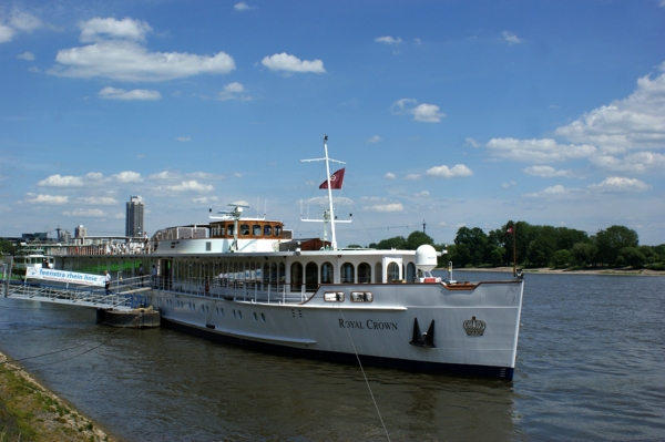 Luxus-Flusskreuzfahrtschiff in Köln