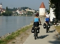Fahrradfahren am Fluss im Sommer