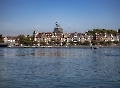 Im Hintergrund sieht man die Seestrasse in Konstanz.