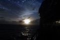 Auf See dem Horizont + der Mitternachtssonne entgegen
